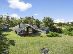 Hyggeligt sommerhus i første række til Hemmet Strand