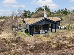 Klassisk træsommerhus i Bolilmarks idylliske naturomgivelser