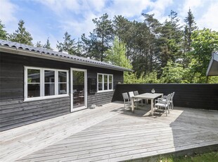 Klassisk træsommerhus nær skov og strand