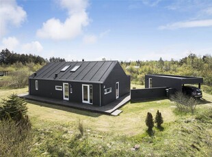 Luksussommerhus i moderne stil og med stort fælles legeområde i natursmukke Tranum