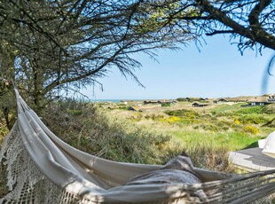 Lyst og velindrettet sommerhus med havudsigt – 650 meter fra Saltum Strand