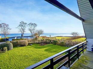 Nyrenoveret sommerhus med panoramaudsigt fra 1. sal ved Dyngby Strand