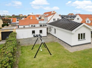 Renoveret sommerhus med lys og charme midt i Løkken