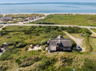 Stort sommerhus med poolafdeling, havkik og 50 meter til stranden