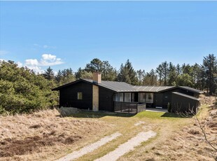 Superlækkert og moderne sommerhus på stor ugenert naturgrund.