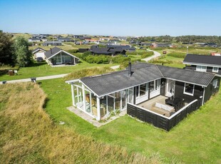 Traditionelt sommerhus tæt på Vesterhavet og feriebyen Løkken