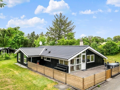 Hyggeligt sommerhus med skønne solterrasser og billard i udestuen