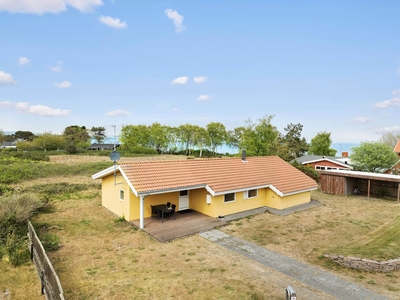 Dejligt sommerhus med perfekt beliggenhed, stor terrasse og havudsigt