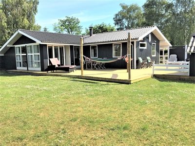 Dejligt sommerhus med udestue og gårdhave ved Ajstrup Strand