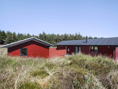 Dette flotte, moderne sommerhus ligger på en pragtfuld naturgrund i Rødhus