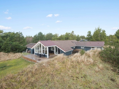 Hyggeligt sommerhus med sauna, solterrasse og stor naturgrund