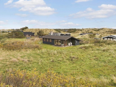 Nyrenoveret sommerhus på lukket vej i rolige og naturskønne omgivelser