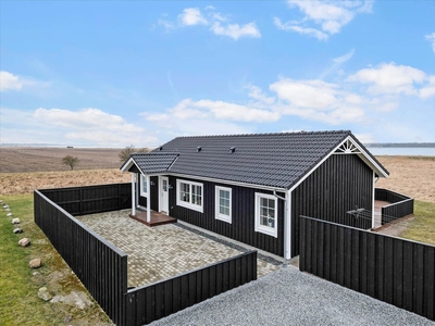 Nyt sommerhus i romantisk stil lige op til Limfjordens brusen