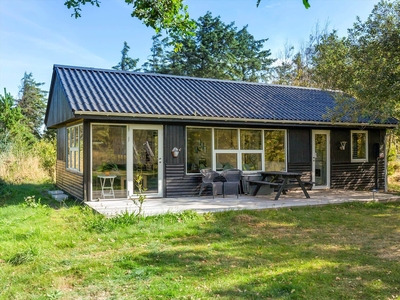 Hyggeligt og velindrettet sommerhus tæt på stranden