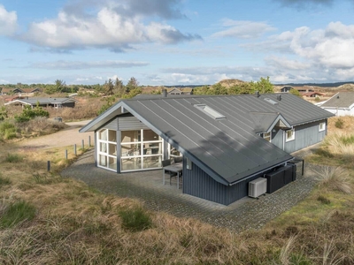 Spændende feriehus beliggende på en ugenert naturgrund.