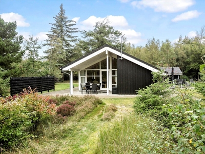 Stilrent sommerhus med spa og sauna på stor naturgrund