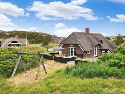 Stråtækt feriehus idyl i Henne Strand