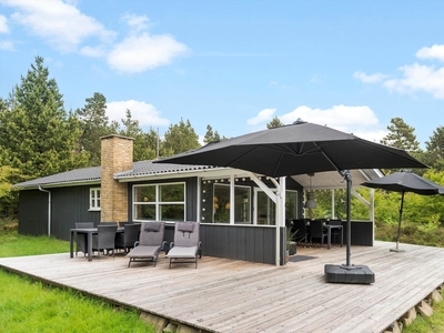 Hyggeligt sommerhus på stor ugenert naturgrund i Sønderstrand