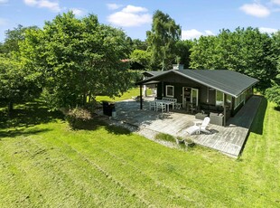 Godt beliggende sommerhus tæt på Heatherhill i Rågeleje