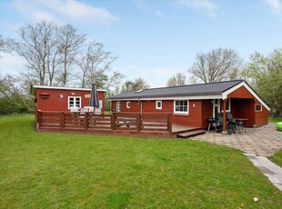 Hyggeligt træsommerhus med stor terrasse på lukket vej i Bork Havn