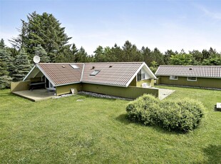 Lyst og velindrettet sommerhus tæt på skov og strand