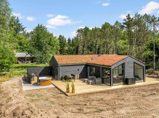 Nyopført kvalitetssommerhus med vildmarksbad og skønt terrassemiljø