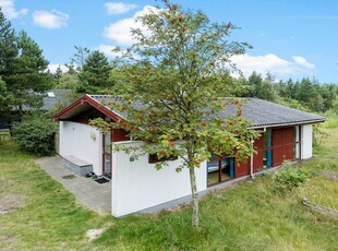 Hyggeligt sommerhus på stor naturgrund ved Sønderstrand