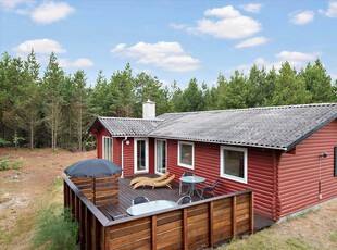 Stemningsfuldt træsommerhus på ugeneret naturgrund