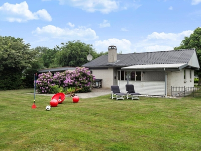 Pænt og velholdt sommerhus med sydvendt terrassemiljø