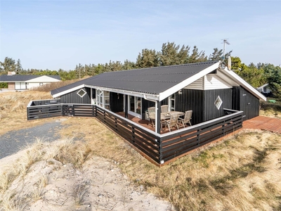 Stråtækt sommerhus tæt på stranden og stationen i Vejlby Klit