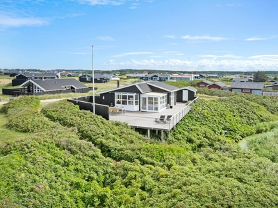 Flot renoveret sommerhus med unik placering ved Løkken Strand