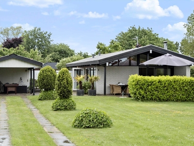 Hyggeligt sommerhus ved Dyngby Strand med skøn have