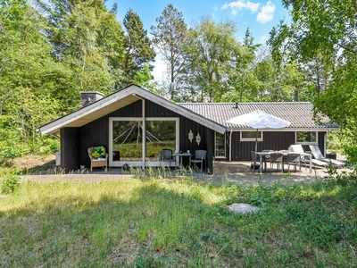 Pænt sommerhus på ugeneret naturgrund ved Hemmet Strand