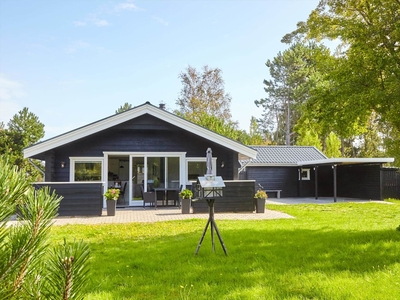 Skønt sommerhus med fantastiske terrasser og shelter