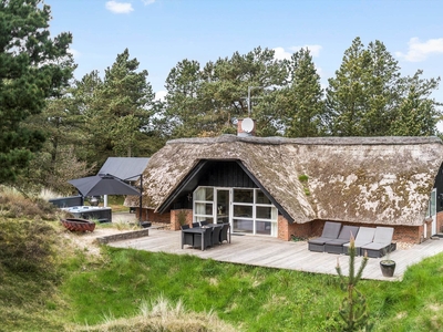 Hyggeligt sommerhus på stor ugenert grund, med 6 personers spa på terrassen