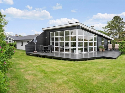 Stort sommerhus med panoramaudsigt over Ringkøbing Fjord