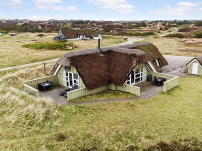 Stråtækt sommerhus med spabad, sauna og naturskøn udsigt