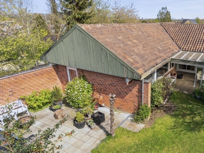 Villa med stor carport og idyllisk have i Stavtrup