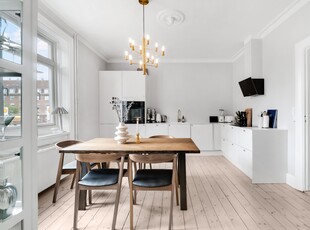 ATTRAKTIV OG TOTALRENOVERET LEJLIGHED CENTRALT PLACERET PÅ ØSTERBRO MED HYGGELIGT HAVESTYKKE!