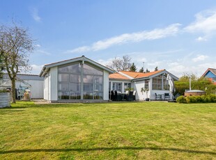 FRITIDSHUS MED HAVUDSIGT FRA HAVE, STUE OG TERRASSE - huset ligger højt og har både varmepumpe samt huggelige brændeovne