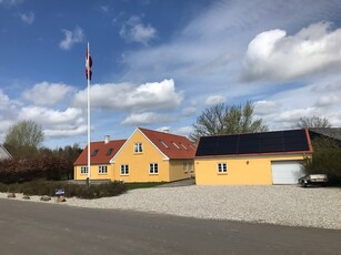 FULDMURET HUS MED VANDSKUREDE VÆGGE OG MASSER AF PLADS TIL 2 FAMILIER - MANGE MULIGHEDER BÅDE UDE OG INDE