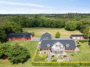 OVER 30 HA STOR LANDEJENDOM MED SKOV OG SØ