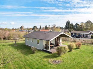 Dejligt sommerhus, beliggende sidst på vejen i hyggeligt sommerhusområde i Rødvig, med udsigt til marker.