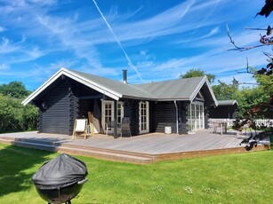 Fantastisk sommerhus med stor skøn terrasse, beliggende på indhegnet grund.