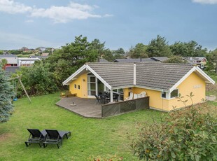 Feriehus beliggende på børnevenlig naturgrund tæt ved Henne Strands centrum.