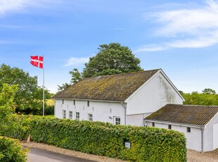 FIN OG VELHOLDT VILLA MED GODT UDHUS OG DEJLIG PLACERING