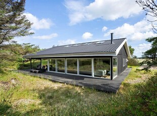 Flot og moderne sommerhus på en af Saltums bedste beliggenheder.