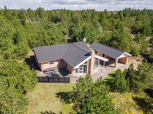 Gennemført fuldmuret feriehus med carport beliggende på stikvej i Houstrup.