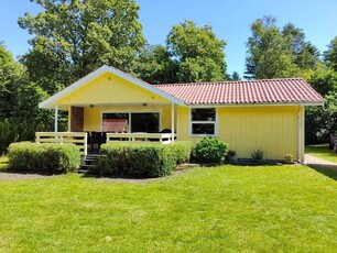 Hyggeligt sommerhus på stor, ugeneret grund i Trend