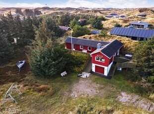 Hyggeligt sommerhus med fjordudsigt og skønne læfyldte terrasser